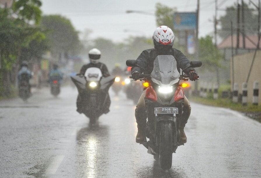 Tips Berwisata Menggunakan Sepeda Motor saat Musim Hujan